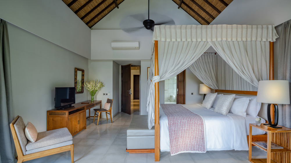 Seseh Beach Villa II - Four-poster king bed